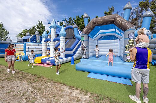Grote opblaasbare speeltuinen voor kinderen op camping CAPFUN La Nautique in Narbonne (11).