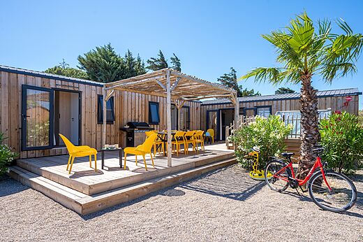 Stacaravan met terras, buitenmeubilair en barbecue op camping CAPFUN La Nautique in Narbonne (11).
