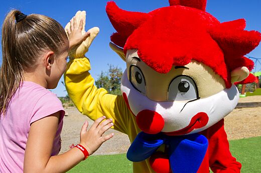 Capfun mascotte en kind, high-five, animatie bij CAPFUN La Nautique in Narbonne.