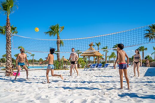 Beachvolleybal op zandveld bij CAPFUN La Nautique, Narbonne (11).