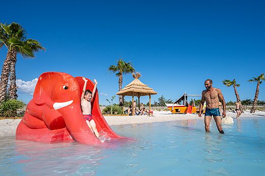Rode olifant glijbaan en waterspellen op camping CAPFUN La Nautique in Narbonne (11).