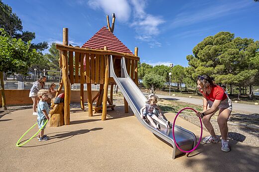 Houten speeltuin met glijbaan voor kinderen op CAPFUN La Nautique Narbonne (11).