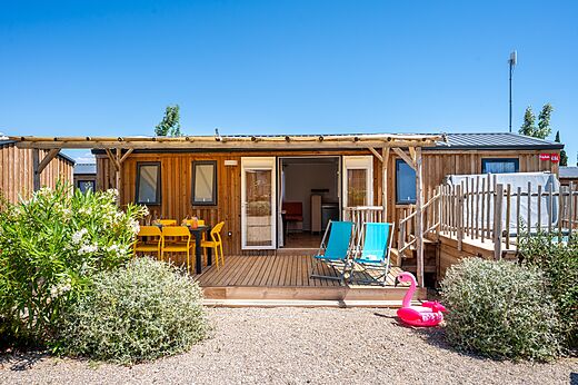 Houten stacaravan met ingericht terras op camping CAPFUN La Nautique in Narbonne (11).