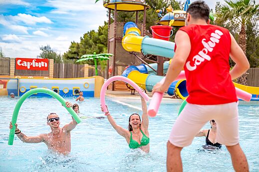 Levendige wateractiviteit in zwembad met glijbanen, camping CAPFUN La Nautique Narbonne (11).