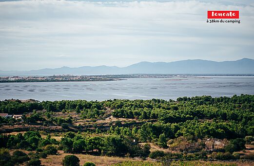 Panoramisch uitzicht op Leucate, het meer en de omliggende bergen.