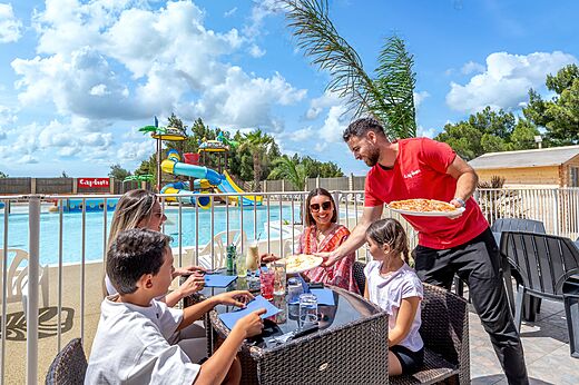 Buitenrestaurant met familie, zwembad, op camping CAPFUN La Nautique in Narbonne.