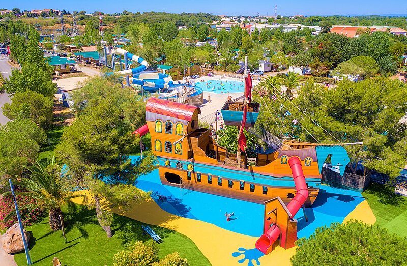Carabouille Speeltuin - Piratenschip speeltuin, waterglijbanen en zwembad bij CAPFUN La Nina in Agde (34).