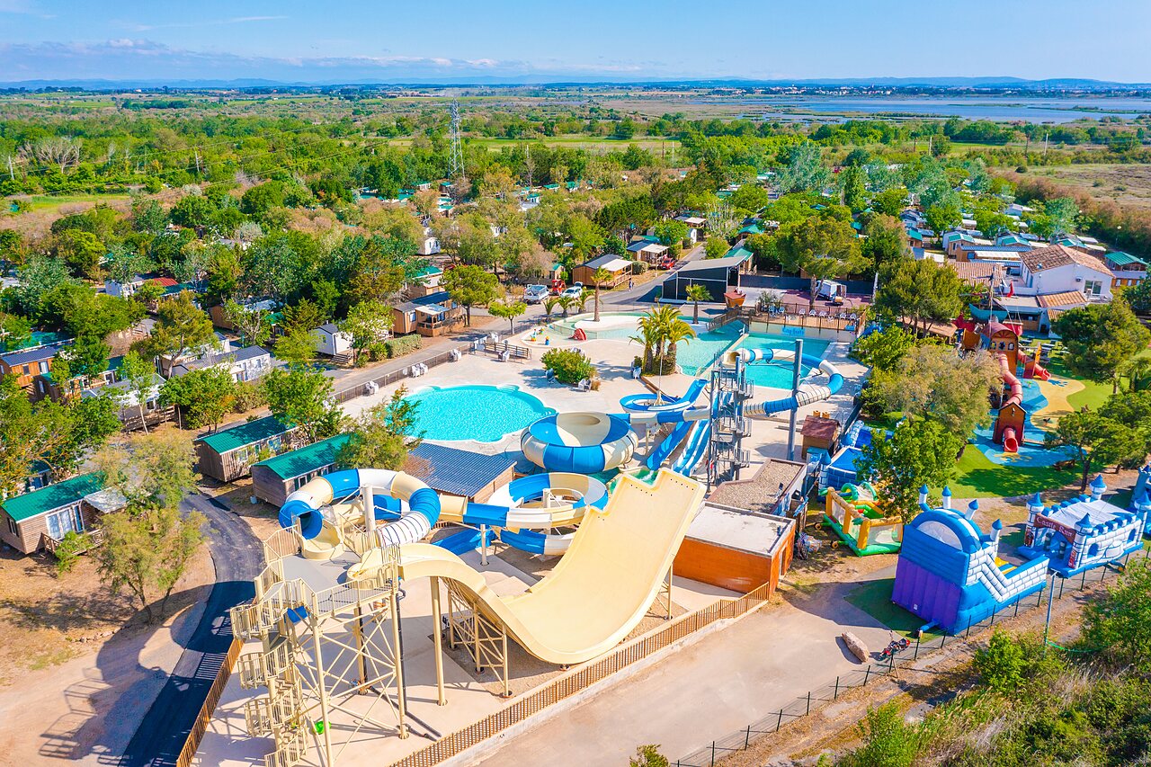 Groot waterpark, glijbanen en stacaravans op camping CAPFUN La Nina in Agde (34).