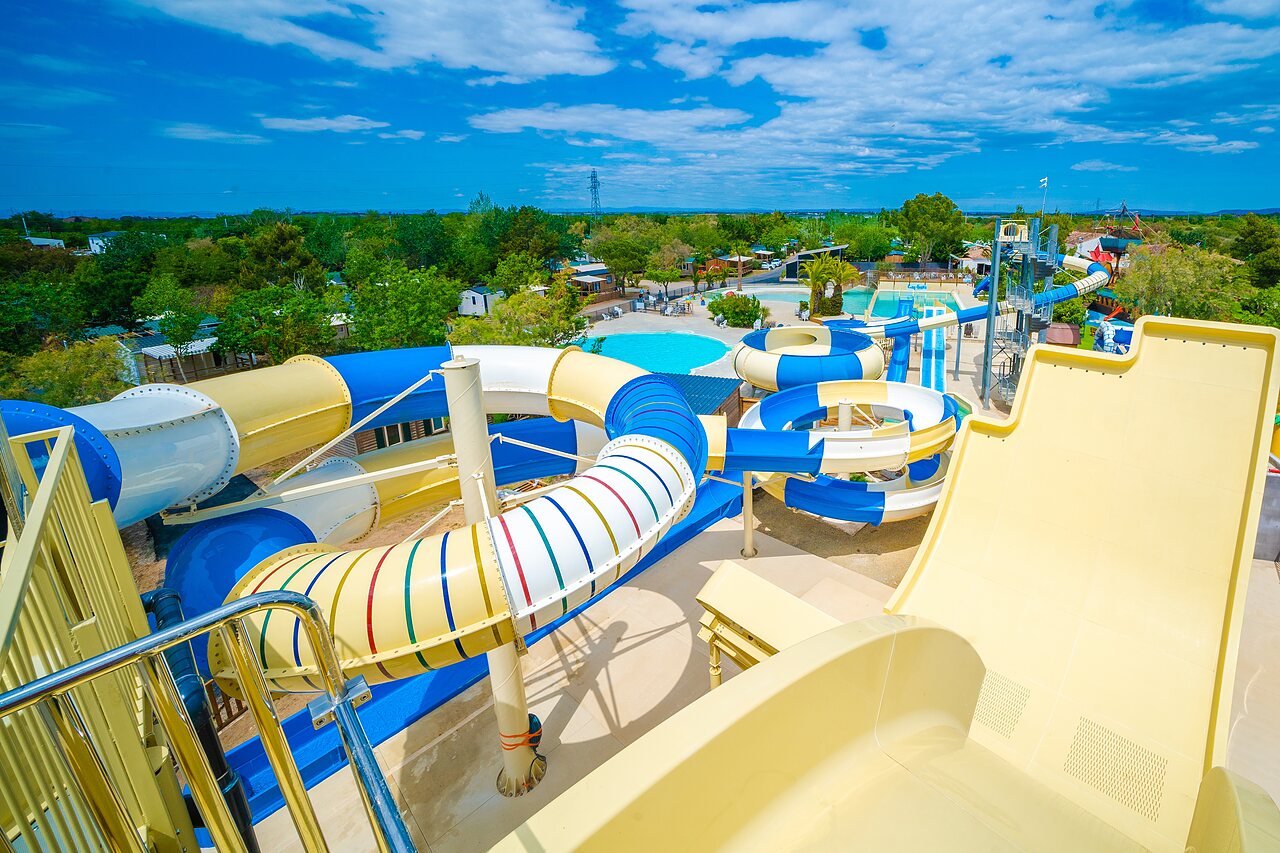 Grote kleurrijke waterglijbanen en zwembaden op camping CAPFUN La Nina in Agde (34).