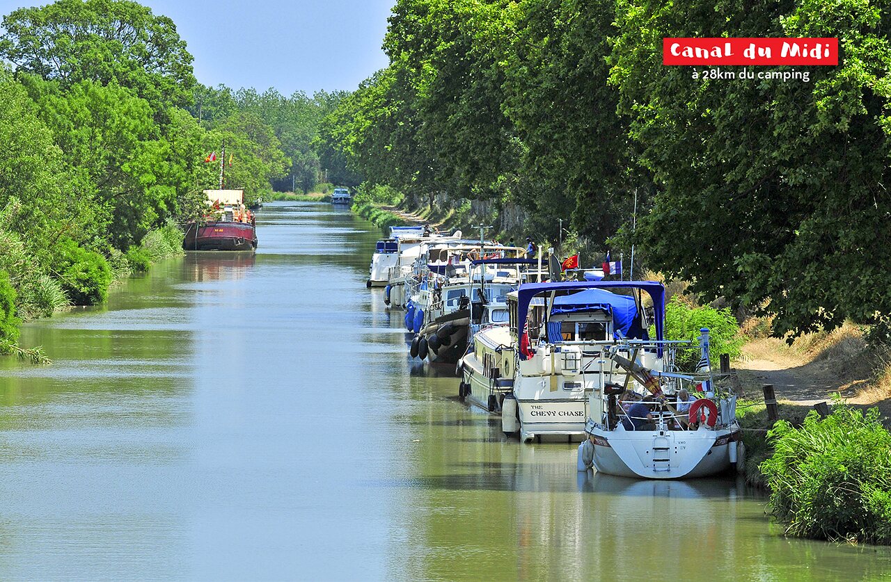 Canal du Midi met aangemeerde boten, bezienswaardigheid nabij Agde.