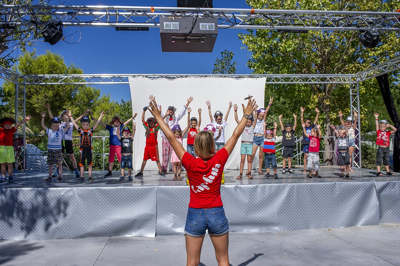 Kinderanimatie op buitenpodium op camping CAPFUN La Nina in Agde (34).
