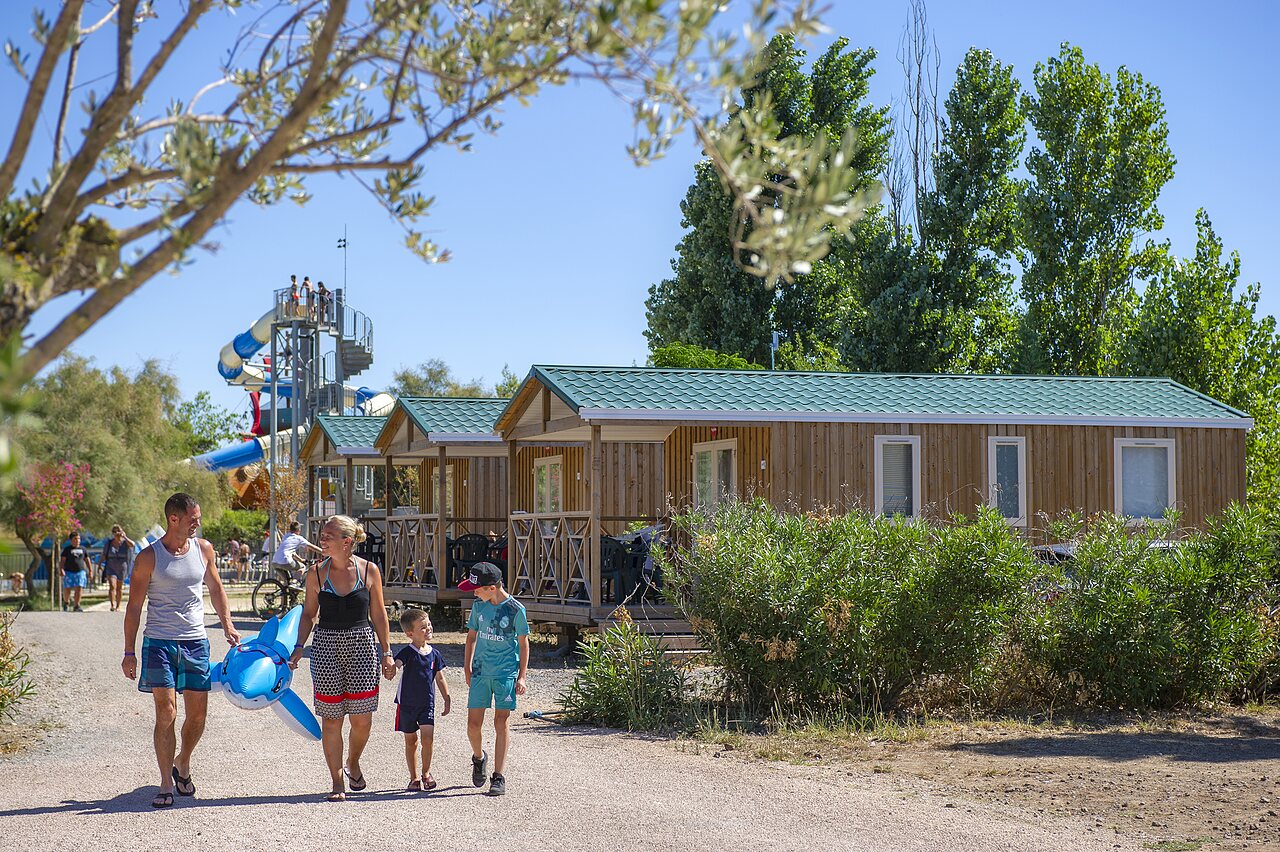 Stacaravans en waterglijbaan met familie op camping CAPFUN La Nina in Agde (34).