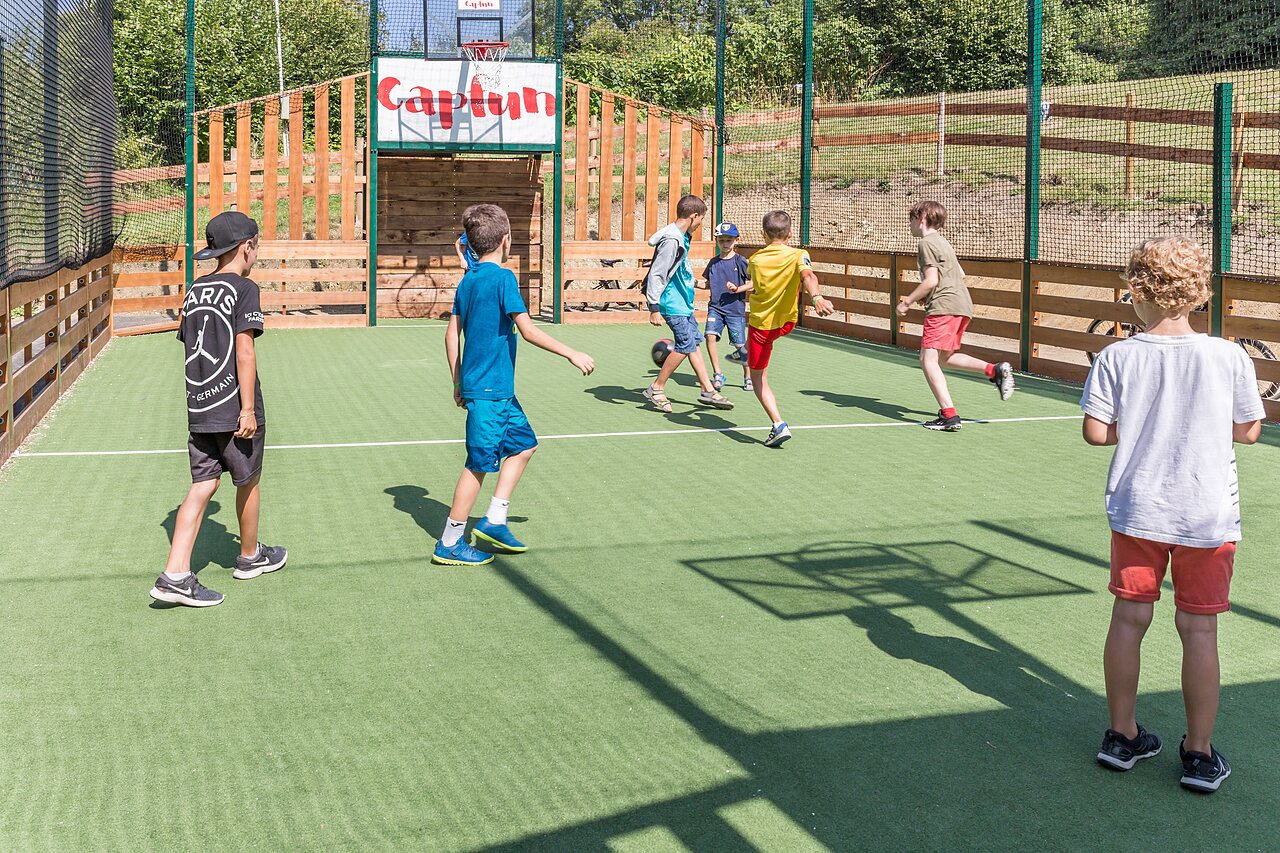 Kinderen voetballen op Capfun multisportterrein op camping CAPFUN La Nina in Agde (34).