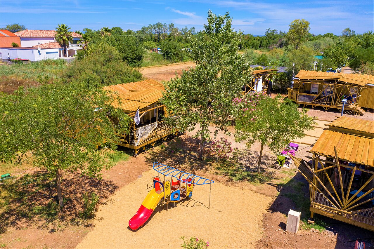 Speeltuin, unieke houten accommodaties op camping CAPFUN La Nina in Agde (34).