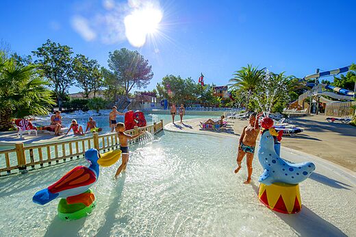 Waterspeeltuin met kinderen en spuitende dieren op camping CAPFUN La Nina in Agde (34).