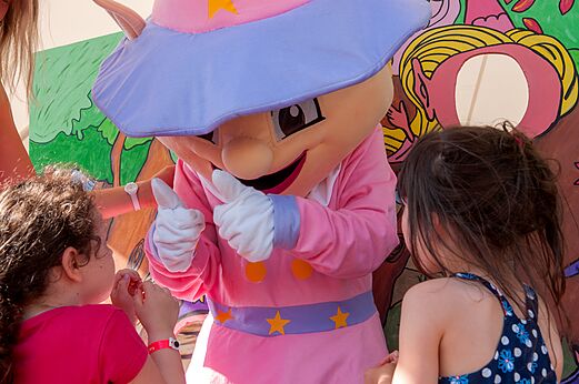 Mascotte en kinderen tijdens animatie op camping CAPFUN La Nina in Agde (34).