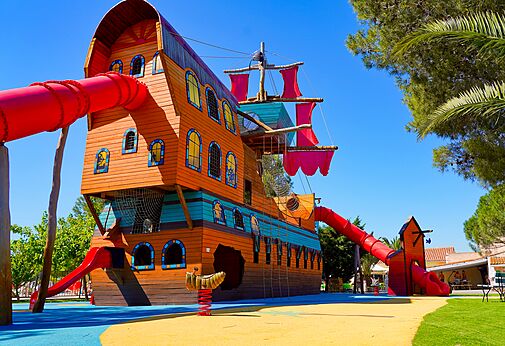 Gigantisch piratenschip, glijbanen voor kinderen op camping CAPFUN La Nina in Agde (34).