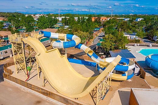 Gigantische waterglijbanen en buitenzwembad op camping CAPFUN La Nina in Agde (34).