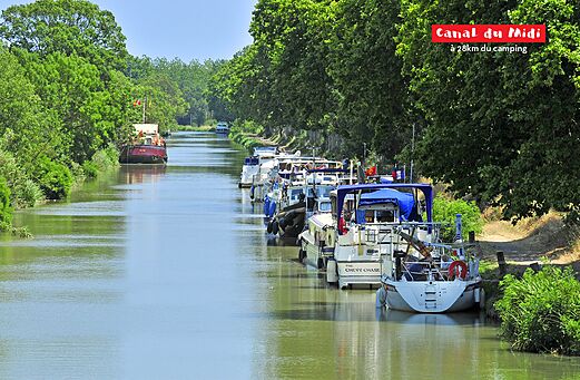 Canal du Midi, historische waterweg met boten, nabij Agde in Occitanië.
