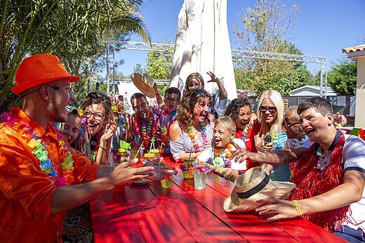Feestelijke animatie met lachende families en kinderen op camping CAPFUN La Nina in Agde (34).