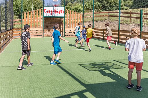 Buiten multisportterrein voor kinderen op camping CAPFUN La Nina in Agde (34).