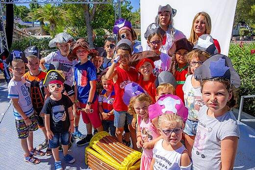 Kinderen verkleed als piraten met animatoren tijdens een activiteit op camping CAPFUN La Nina in Agde (34).