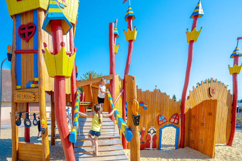 Carabouille Speeltuin - Houten kasteel speeltuin voor kinderen op camping VAGUES OCEANES Odyss�e.