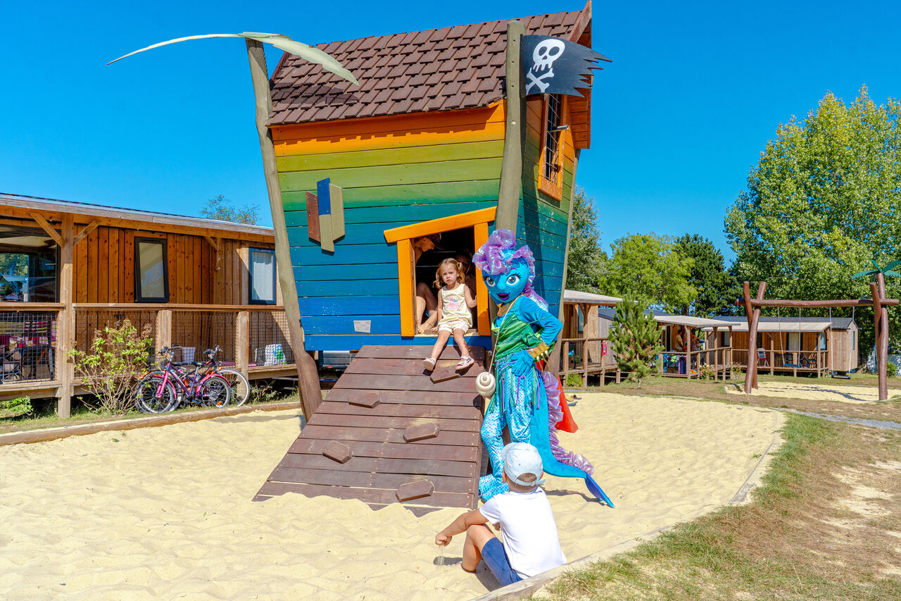 Piraten speeltuin, kind en mascotte, stacaravans op camping VAGUES OCEANES Odyss�e (14).