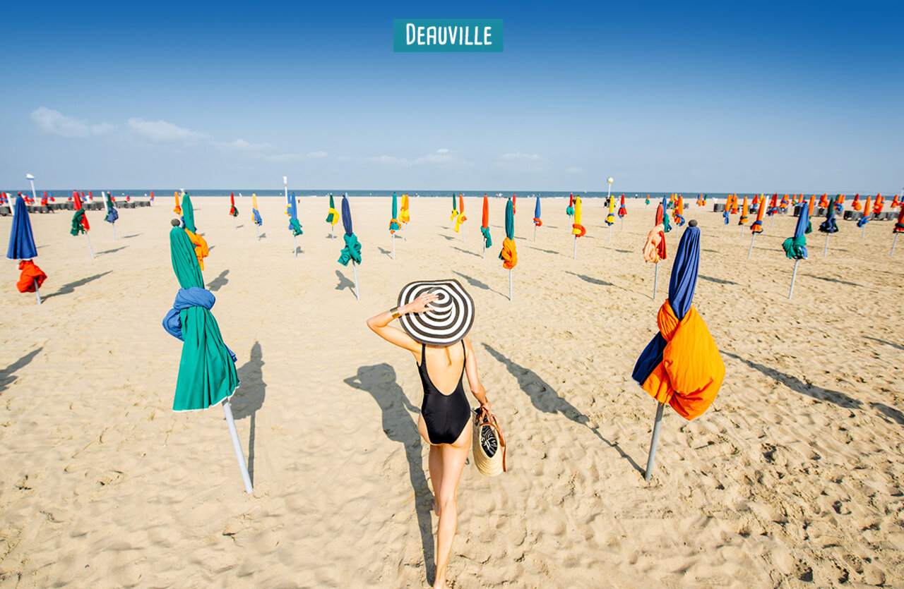 Strand van Deauville met kleurrijke parasols, bezienswaardigheid in Normandi�.