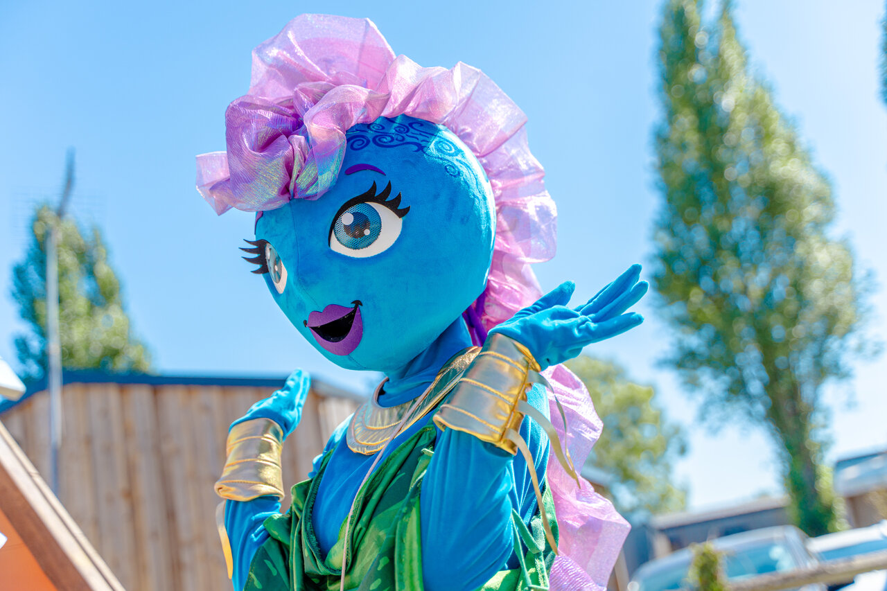 Blauwe glimlachende mascotte, animatie op camping VAGUES OCEANES Odyss�e in Villers sur mer (14).