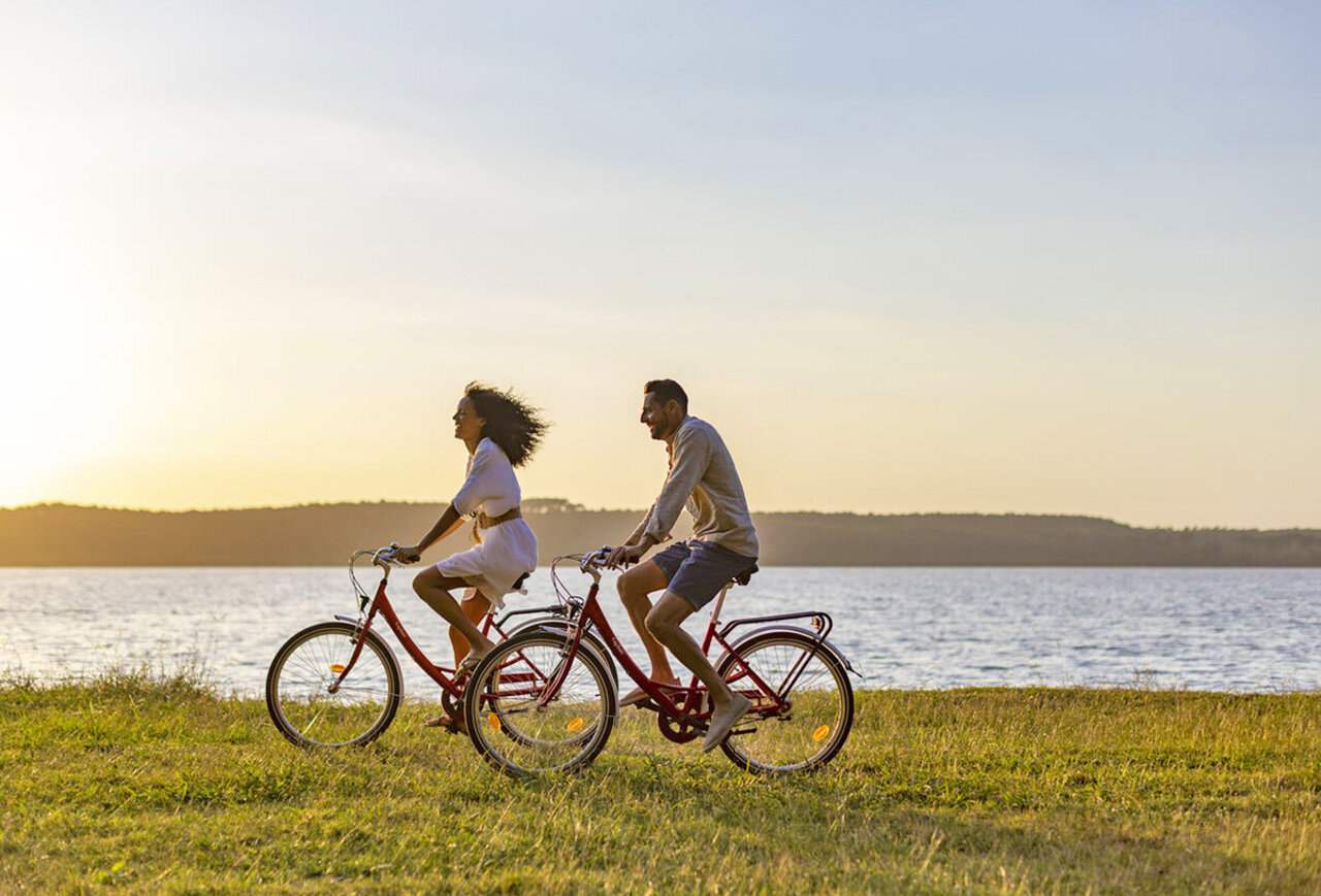 Fietsen bij het meer, camping VAGUES OCEANES Odyss�e in Villers sur mer (14).