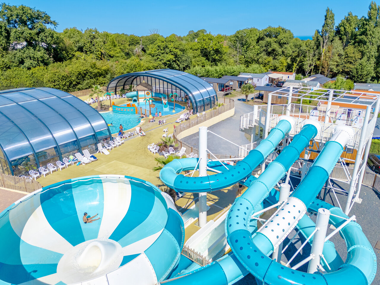 Waterglijbanen, overdekt zwembad, peuterbad op camping VAGUES OCEANES Odyss�e in Villers sur mer (14).