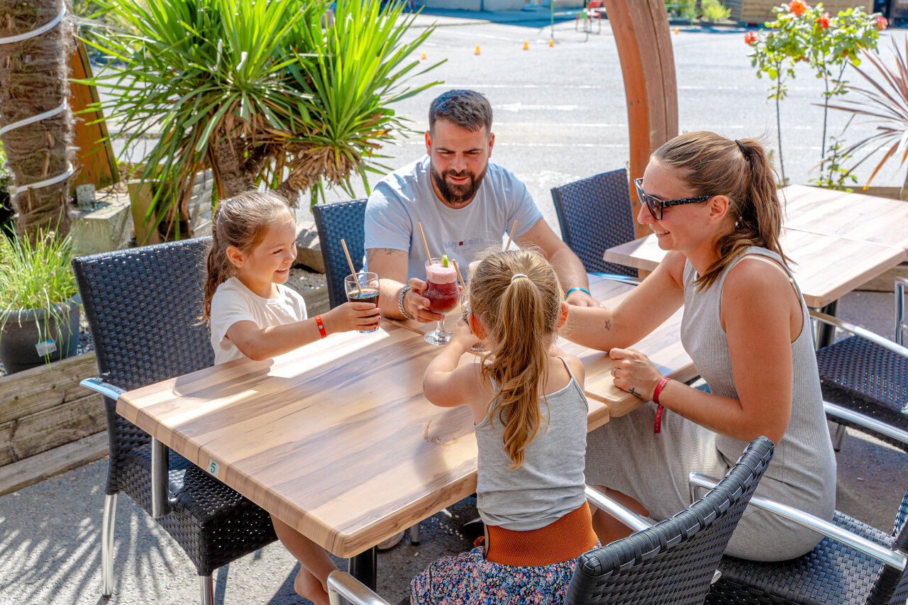 Familie genietend van de buitenbar op camping VAGUES OCEANES Odyss�e in Villers sur mer (14).