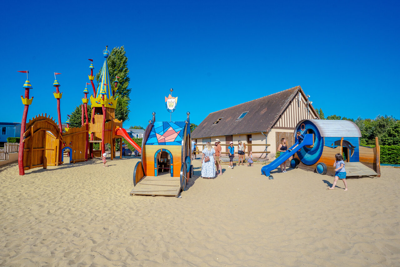 Speeltuin, kasteel, glijbanen voor kinderen op camping VAGUES OCEANES Odyss�e in Villers sur mer (14).