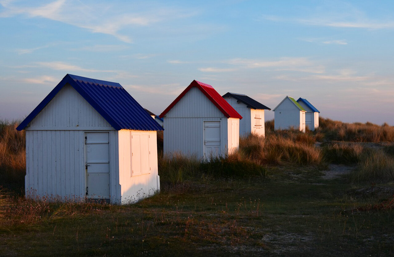 Kleurrijke strandhuisjes op de duinen, camping VAGUES OCEANES Odyss�e in Villers sur mer.