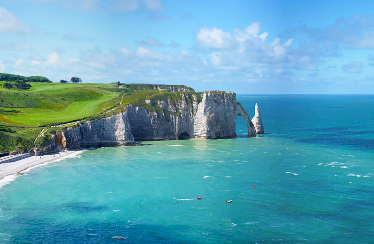 Kliffen, boog, kiezelstrand op camping VAGUES OCEANES Odyss�e in Villers sur mer (14).