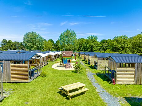 Moderne Mobil-homes en speeltuin op camping VAGUES OCEANES Odyssée Villers sur mer.