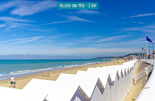 Fijn zandstrand en strandhuisjes in Villers-sur-Mer, Normandi�.