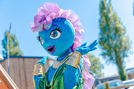 Blauwe en roze mascotte voor animatie op camping VAGUES OCEANES Odyssée.