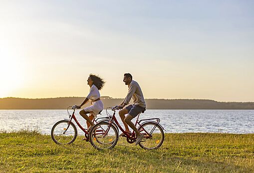 Fietsend stel op camping VAGUES OCEANES Odyssée in Villers sur mer (14).