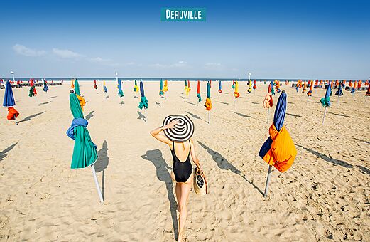 Strand van Deauville met zijn beroemde kleurrijke parasols in Normandi�.
