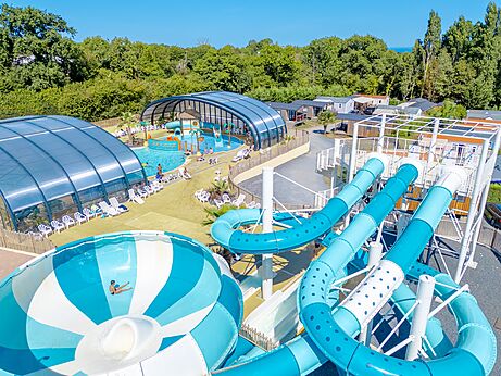 Waterpark met glijbanen en zwembaden op camping VAGUES OCEANES Odyss�e in Villers sur mer (14).