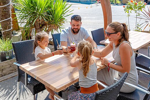 Familie luncht op camping VAGUES OCEANES Odyssée in Villers sur mer (14).