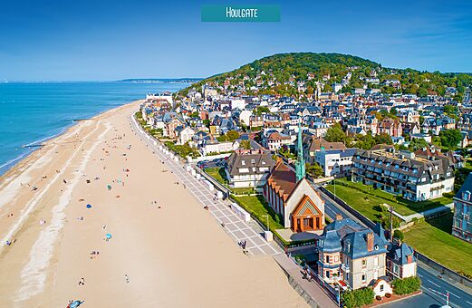 Luchtfoto van het strand en de stad Houlgate in Normandi�.
