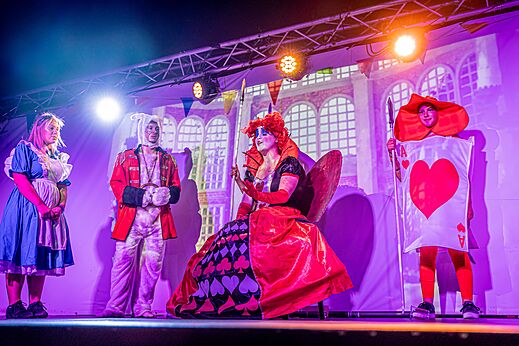 Animatieshow verklede personages camping VAGUES OCEANES Odyssée in Villers sur mer.