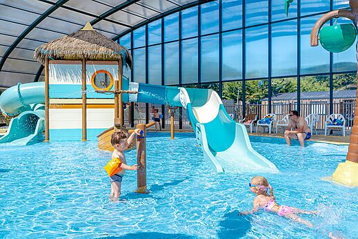 Overdekt zwembad, glijbanen en waterspelen op camping VAGUES OCEANES Odyss�e.