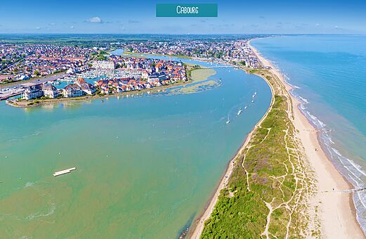Luchtfoto van Cabourg, het strand, de haven en de monding van de Dives.