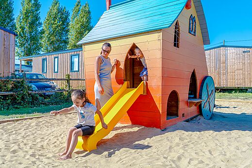 Speeltuin met speelhuisje en glijbaan voor kinderen, camping VAGUES OCEANES Odyssée in Villers sur mer (14).