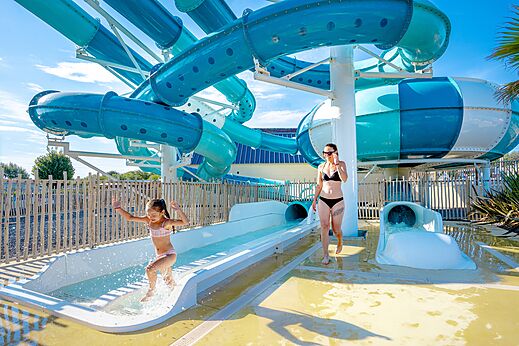 Gigantische waterglijbanen en zwembad op camping VAGUES OCEANES Odyss�e in Villers sur mer (14).