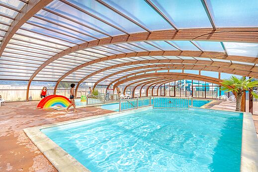 Overdekt zwembad met speelruimte op camping VAGUES OCEANES Odyss�e in Villers sur mer (14).